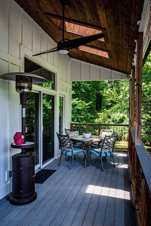 Outdoor dining - 5BR 4BA house on shared lake (Columbus)