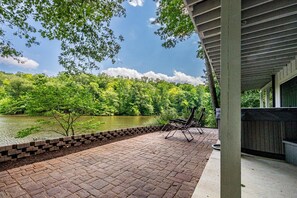 Terrace/patio - 5BR 4BA house on shared lake (Columbus)