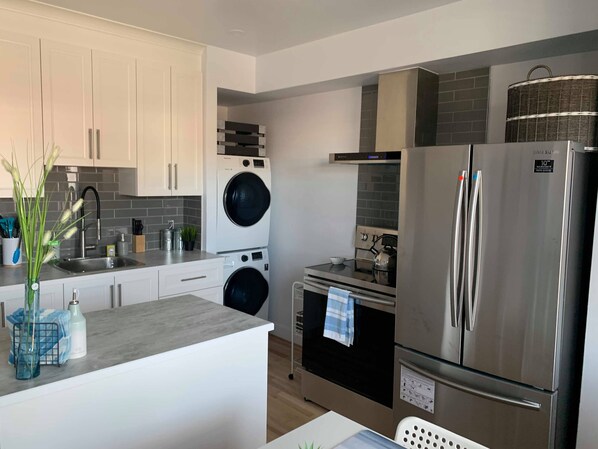 Kühlschrank, Mikrowelle, Ofen, Herdplatte