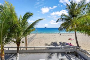 بالقرب من الشاطئ