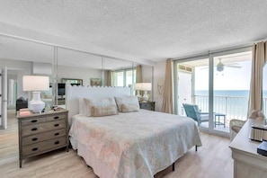 3 chambres, bureau, fer et planche à repasser, lit de bébé portatif