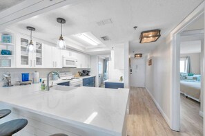 ثلاجة، ميكروويف، فرن، موقد طهي مسطح