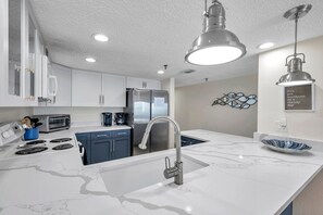 Een koelkast, een magnetron, een oven, een kookplaat