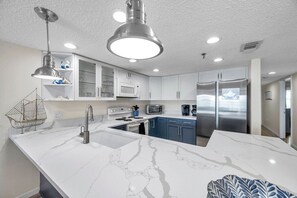 Køleskab, mikrobølgeovn, ovn, kogeplade