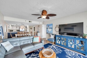 Een smart-tv, boeken en een kantoor