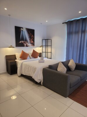 Luxury Studio | 1 bedroom, free minibar items, iron/ironing board, free WiFi - RT PROPERTIES  @ THE GARDENS  (Accra)