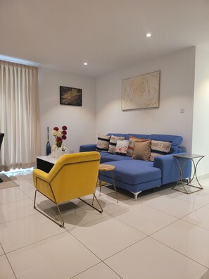 Living area - RT PROPERTIES  @ THE GARDENS  (Accra)