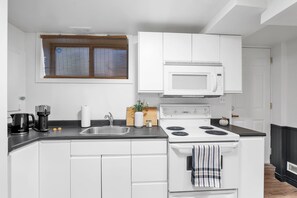 Private kitchen - Downtown 1 bedroom apartment (Toronto)