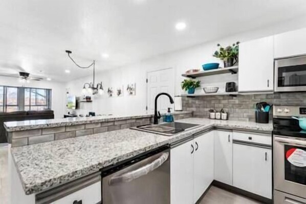 Een koelkast, een microgolfoven, een oven, een kookplaat