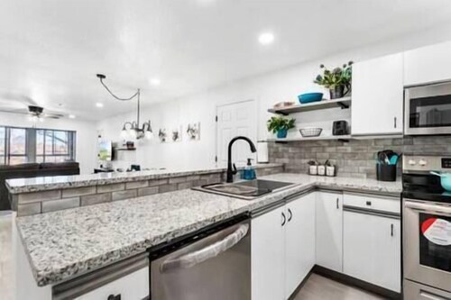5 minutes from strip|Pool|King|Stainless|300Mbps|4K|WD|BBQ