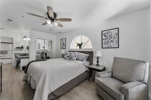 3 slaapkamers, een strijkplank/strijkijzer, wifi, beddengoed