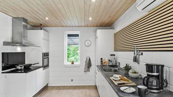 Køleskab, kogeplade, opvaskemaskine, kaffe-/temaskine