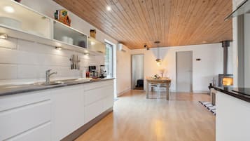 Køleskab, kogeplade, opvaskemaskine, kaffe-/temaskine