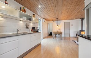 Fridge, stovetop, dishwasher, coffee/tea maker - Stunning home in Thyholm with WiFi (Thyholm)
