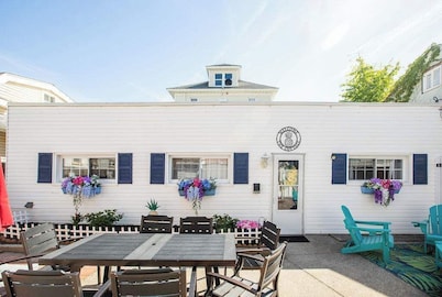 Cottage at Westley House, 2 Blocks from Beach and Boardwalk, Fenced-in Courtyard, Free Street Parking