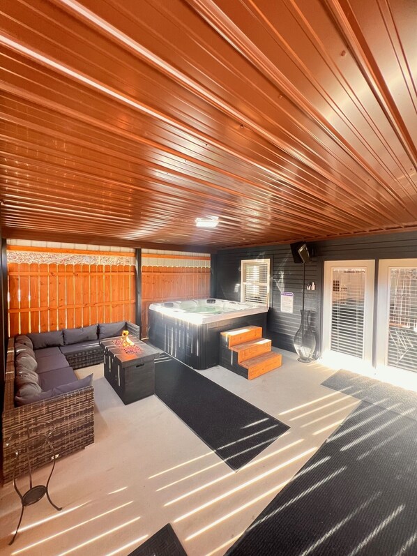 Indoor spa tub