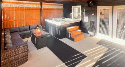 Creekside cottage with hot tub and fishing