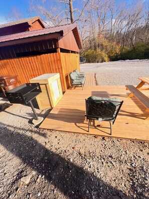 Outdoor dining - Creekside cottage with hot tub and fishing  (Brazil)