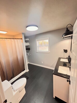 Shower, hair dryer, towels, soap - Creekside cottage with hot tub and fishing  (Brazil)