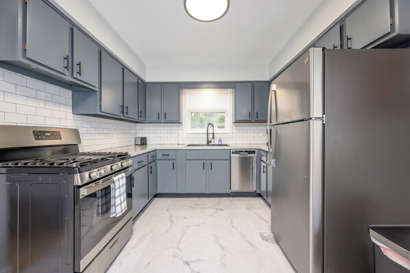 Køleskab, mikrobølgeovn, ovn, kogeplade