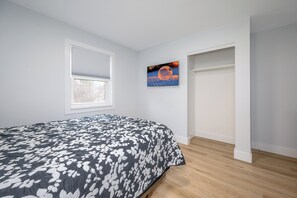 3 bedrooms, desk, iron/ironing board, free WiFi - Newly Remodeled Metro Parks Home (Akron)