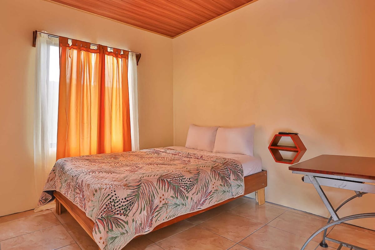 Basic Apartment | 1 bilik tidur, gebar bulu kapas, Wi-fi percuma