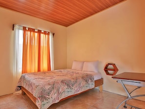 Down comforters, free WiFi - Chongos Place (La Fortuna)