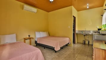 Cabane, 1 chambre, non-fumeurs, vue montagne | 1 chambre, couette en duvet d'oie, Wi-Fi gratuit