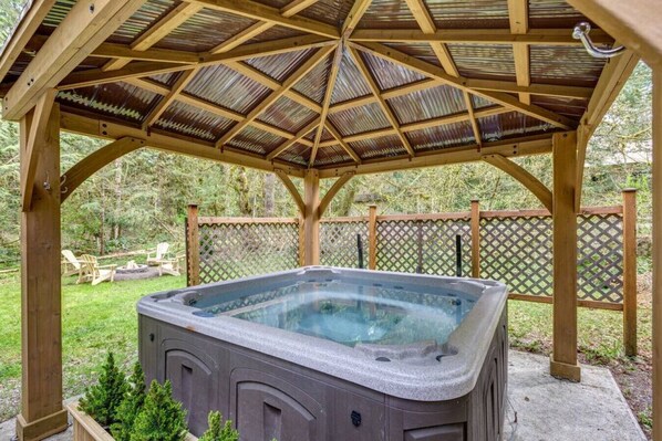 Outdoor spa tub