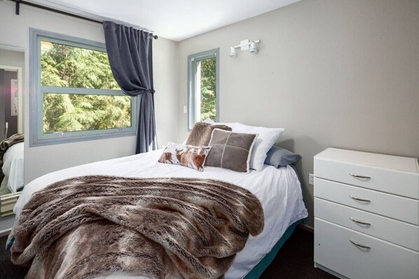 4 bedrooms, free WiFi, bed sheets