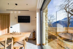 Design Cottage | Living area | 40-inch Smart TV with satellite channels, MP3 dock - Agriturismo HUNUM (Gordona)
