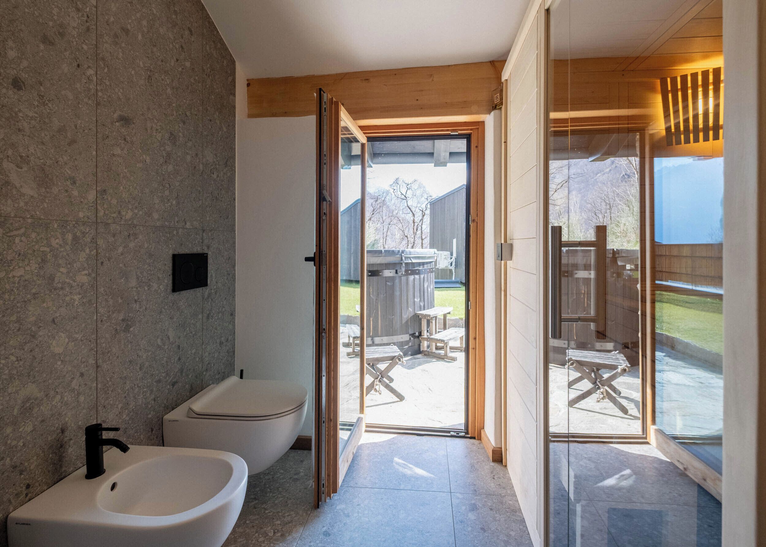 Chalet Design | Salle de bain | Douche, articles de toilette de luxe, sèche-cheveux, peignoirs