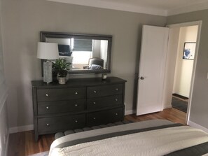 2 quartos, ferros/tábuas de passar roupa, Wi-Fi, roupa de cama