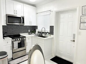 Jääkaappi, mikroaaltouuni, uuni, liesi