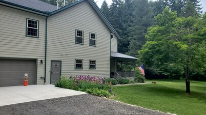 Ahrs Creek Retreat, Our Fully Furnished Getaway in the St Joe River Valley!