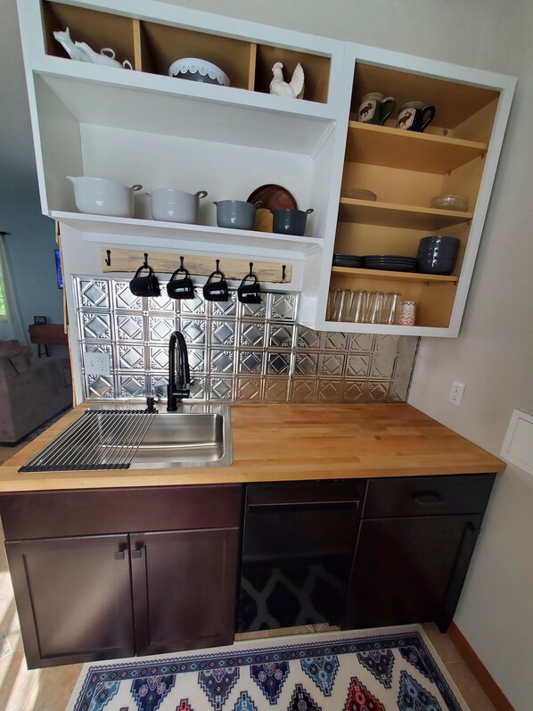 Réfrigérateur, four  à micro-ondes, un four, surface de cuisson