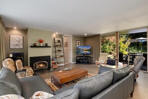 Een smart-tv, een open haard, een stereo en een printer