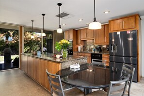 Een magnetron, een oven, een kookplaat, een vaatwasser