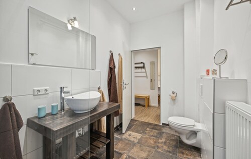 Awesome home in Loxstedt with WiFi