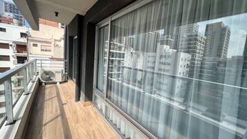 Grand Studio, 1 Queen Bed with Sofa bed | Balcony