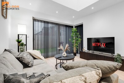 New Build Haven - Close to City Centre - Etihad Stadium - Private Drive Parking