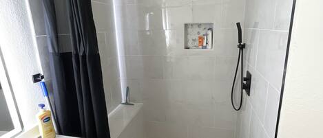 Dusche, Haartrockner, Handtücher, Seife