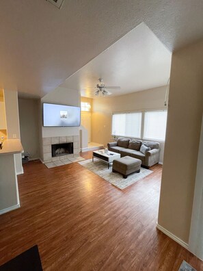 Smart TV, fireplace, computer monitors - Hill Country Haven: Gateway to TXST and San Marcos (San Marcos)