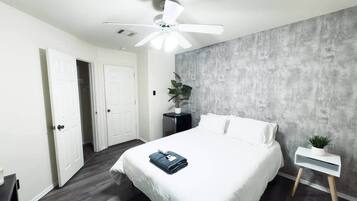 3 bedrooms, desk, iron/ironing board, free WiFi