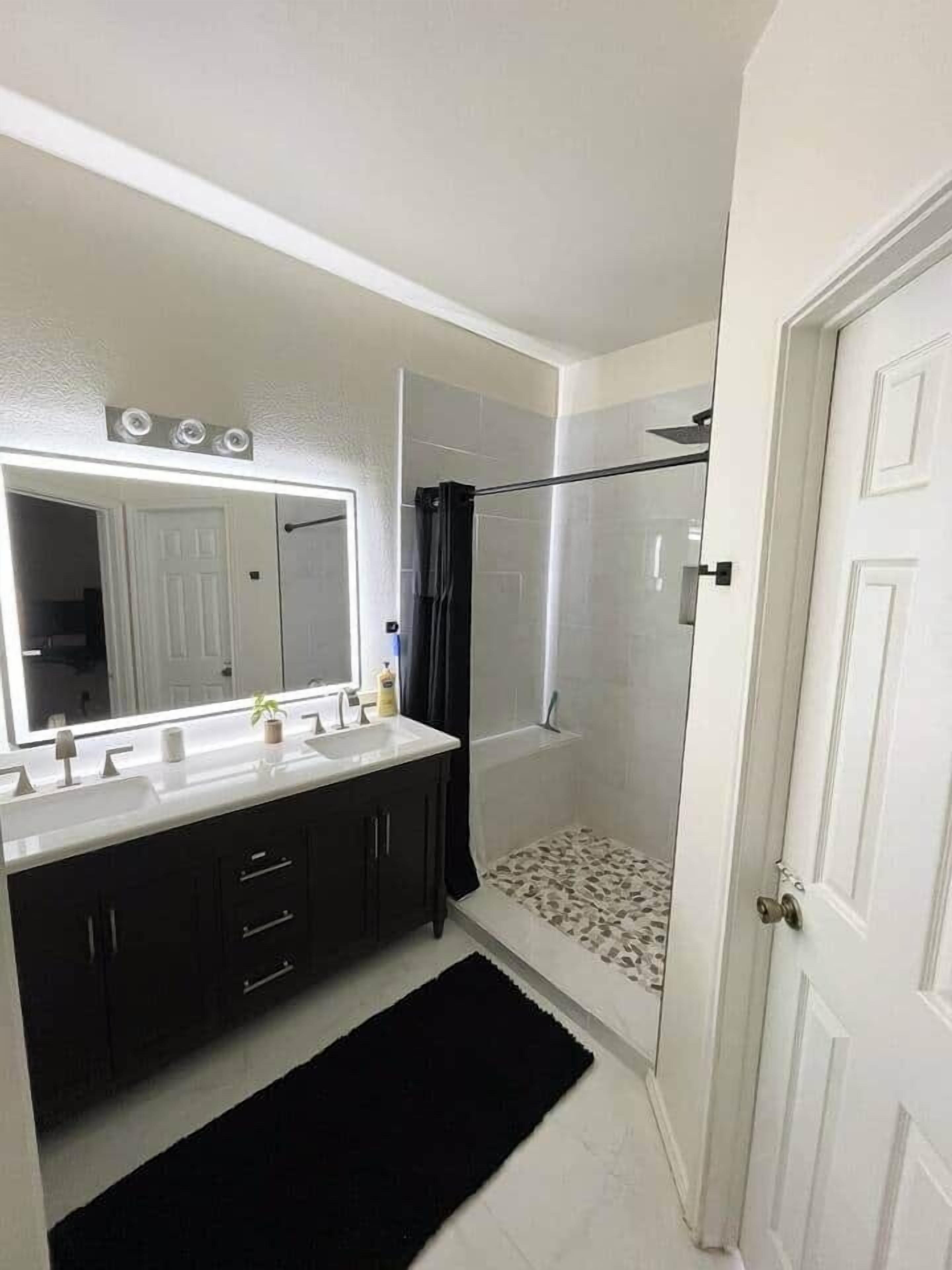 Ducha, secador de pelo, jabón y champú