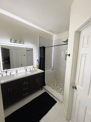 Dusche, Haartrockner, Seife, Shampoo