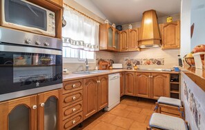 Kjøleskap, ovn, kokeplater og oppvaskmaskin