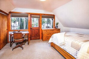 3 sovrum, skrivbord, strykjärn/strykbräda och resesäng