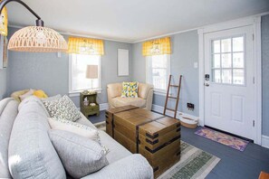 TV - Bee Happy Cottage, 1.5 Blocks to Beach and Boardwalk, Fenced-in Yard, Parking (Wildwood)