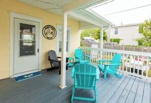 Terrace/patio - Bee Happy Cottage, 1.5 Blocks to Beach and Boardwalk, Fenced-in Yard, Parking (Wildwood)